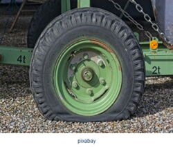 Foto: Reife @pixabay - Ähnlichkeit zwischen abgenutzte Reifen und Verschleißprozess der Bandscheibe